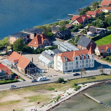 4 Person On A In * Hejls