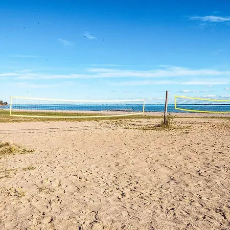 4 Person On A In Apartamento