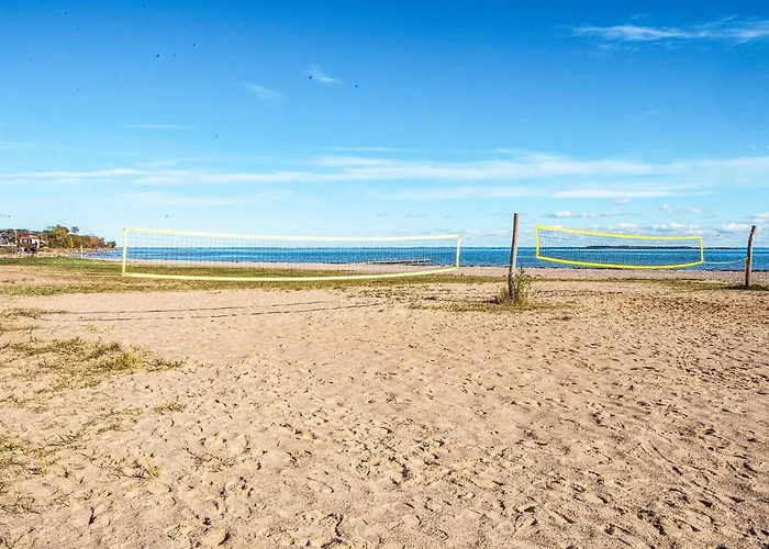 4 Person On A In Appartamento