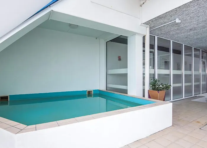 4 Person On A In Appartamento